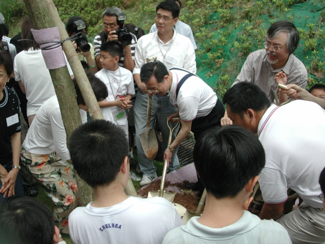 pd_tree_planting_08_20110308_1088328293